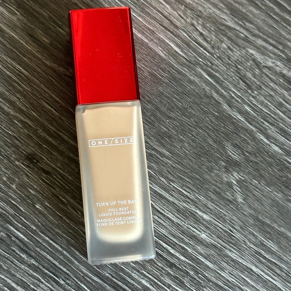 Nwt TURN UP THE BASE FULL BEAT LIQUID FOUNDATION - light 40 g